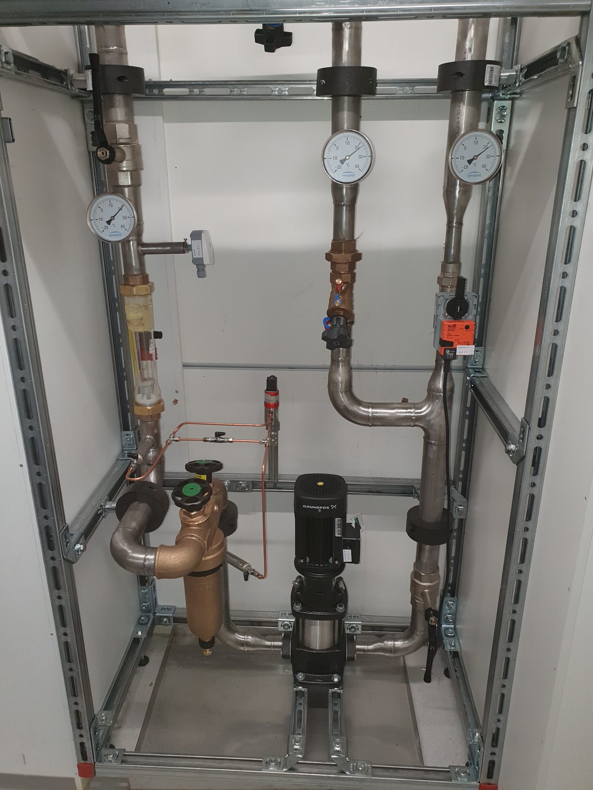 Druckhaltung und Pumpengruppe im Gestell mit Manometern