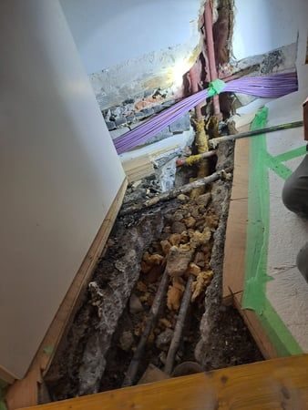 Leitungsgraben mit Fernwärmerohren und Baustellen-Markierung