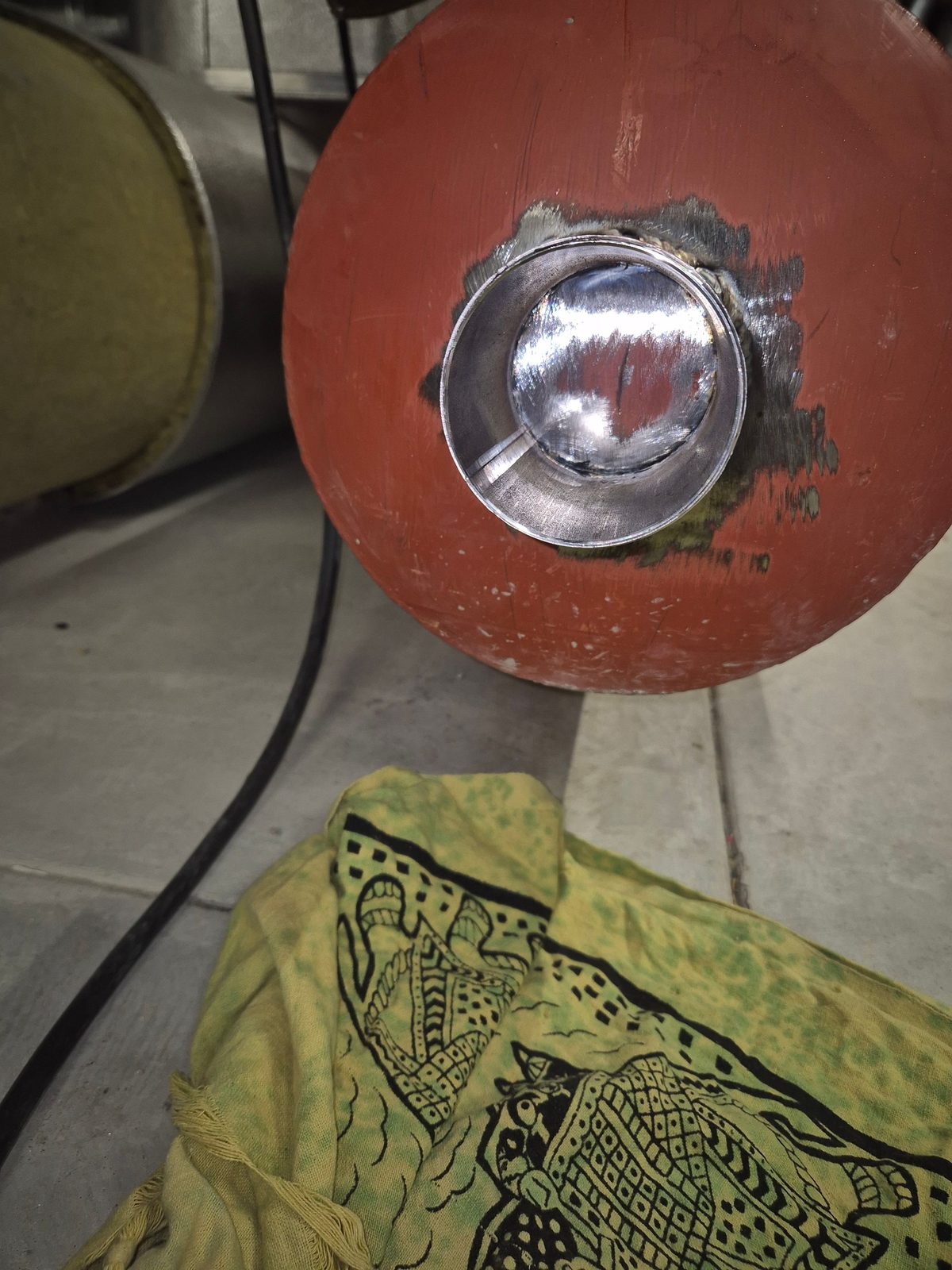 Roter Behälter beim Anbohren, Detailaufnahme